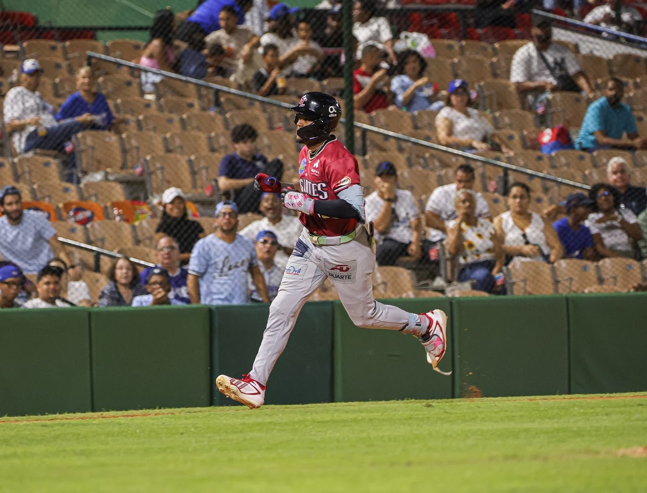 Jefferson Rojas conecta dos jonrones en triunfo de los Gigantes sobre el Licey