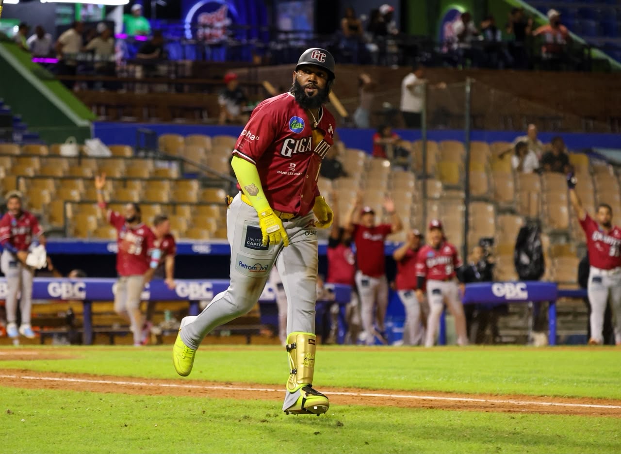 Ozuna dispara jonrón con bases llenas y Gigantes remontan ante Escogido